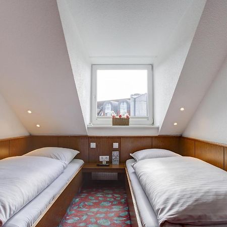 Ina Hotel Consul Кил Екстериор снимка