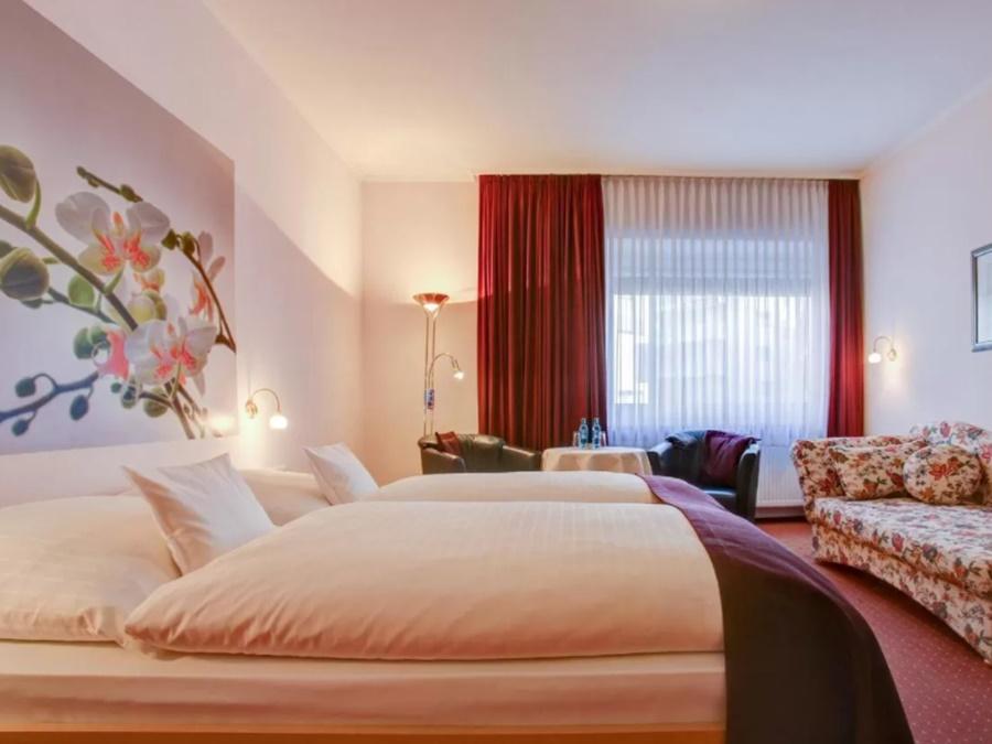 Ina Hotel Consul Кил Екстериор снимка