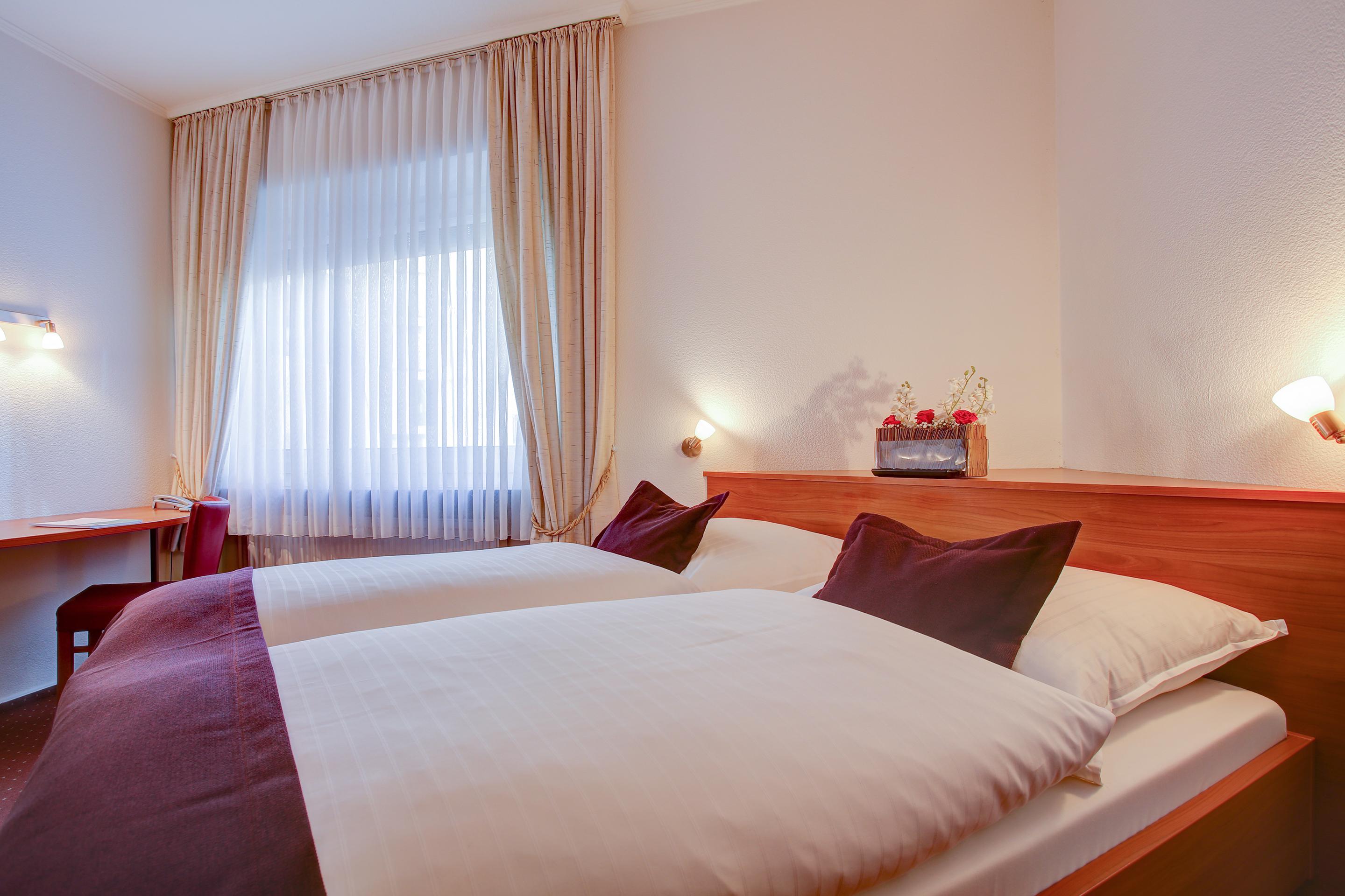 Ina Hotel Consul Кил Екстериор снимка