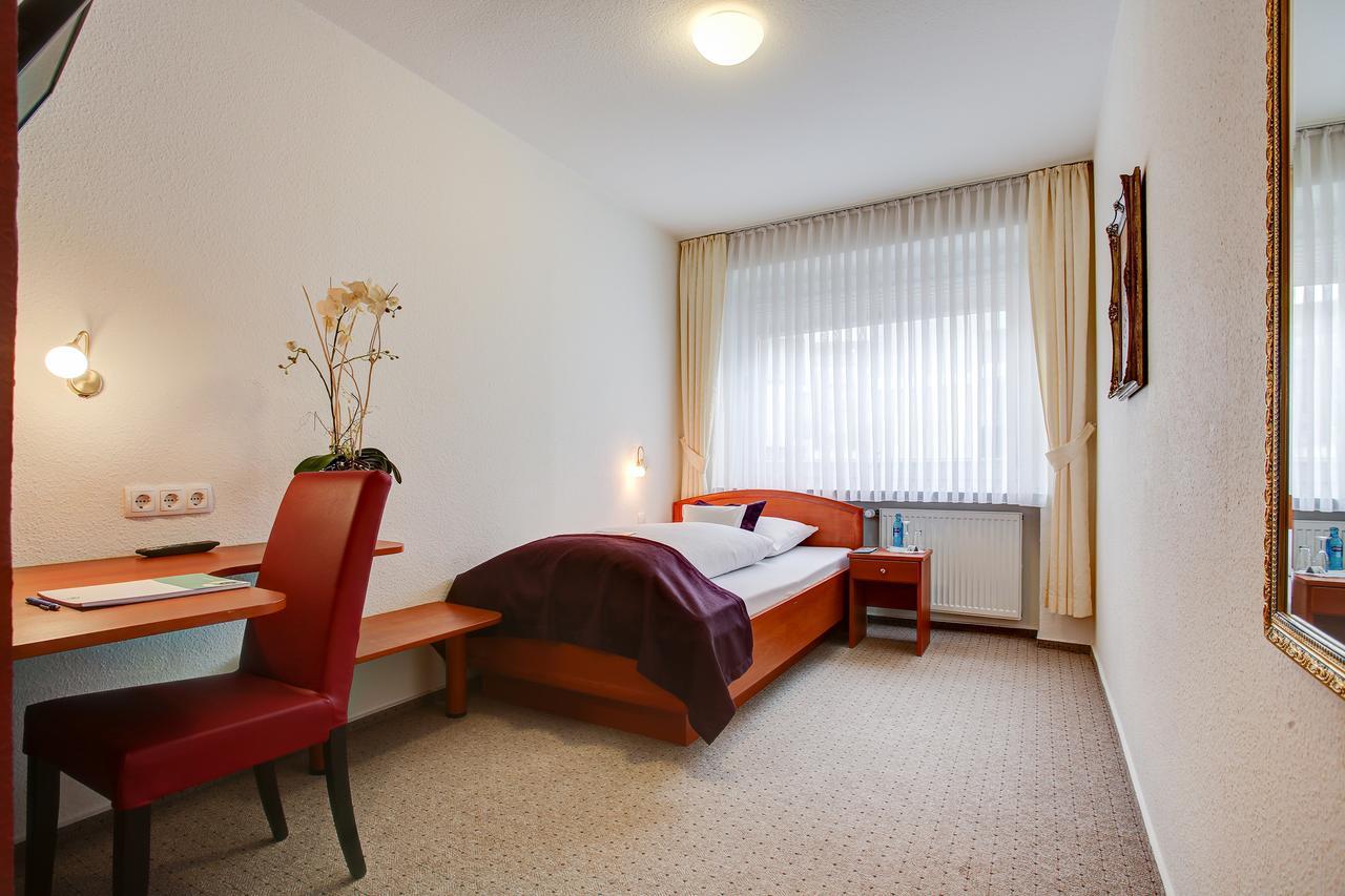 Ina Hotel Consul Кил Екстериор снимка