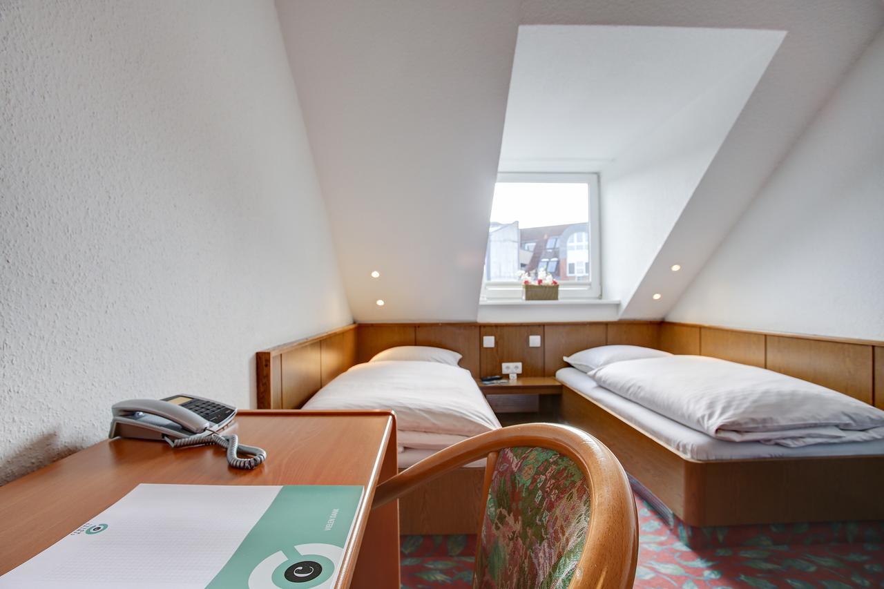 Ina Hotel Consul Кил Екстериор снимка