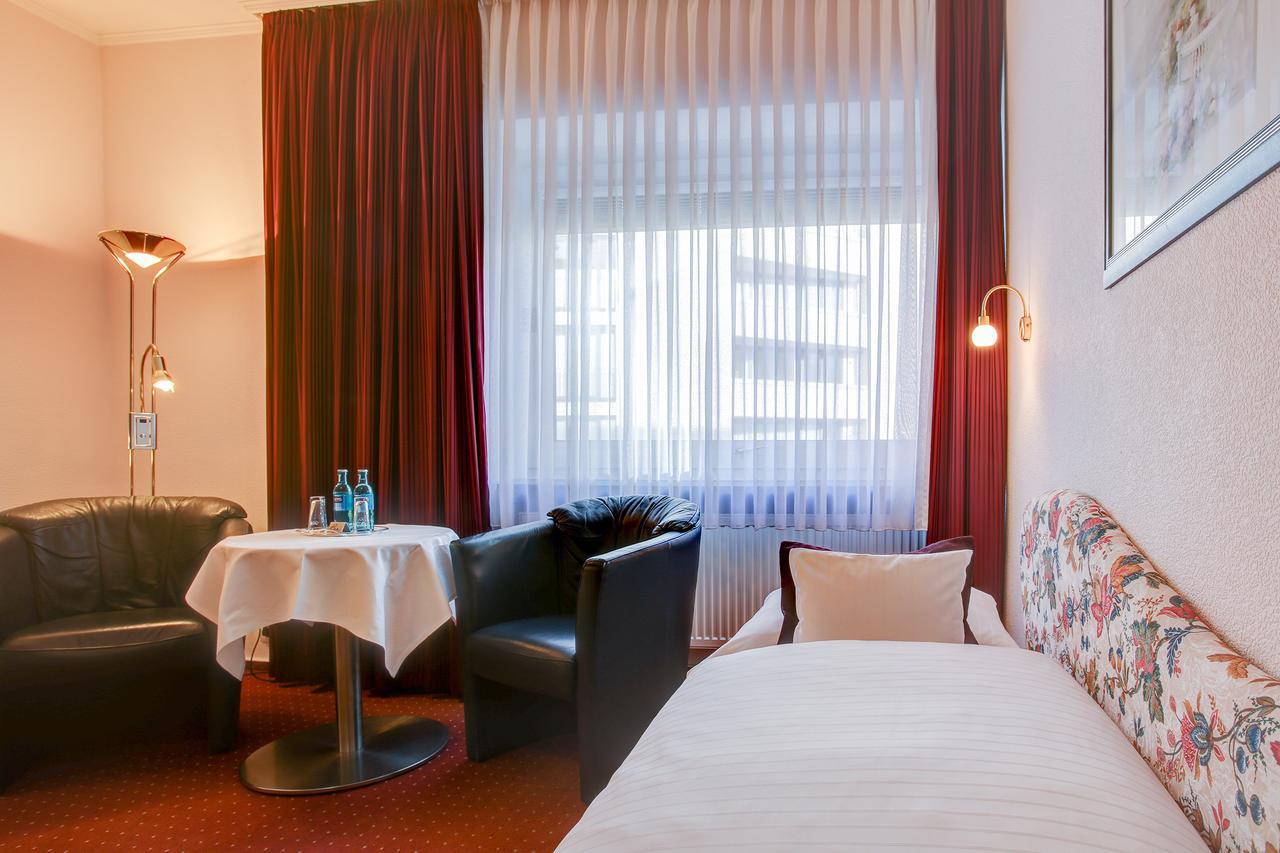 Ina Hotel Consul Кил Екстериор снимка