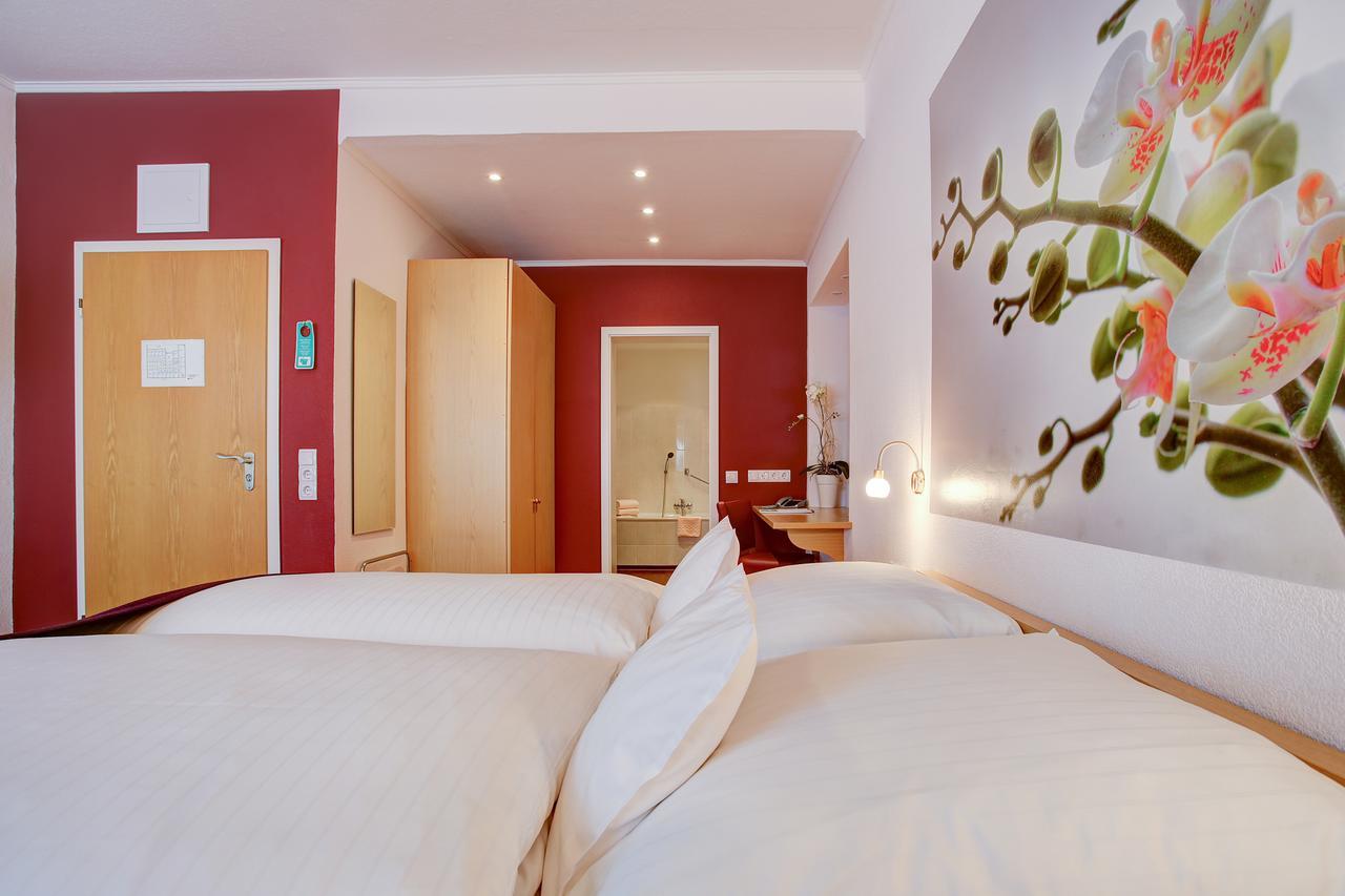 Ina Hotel Consul Кил Екстериор снимка
