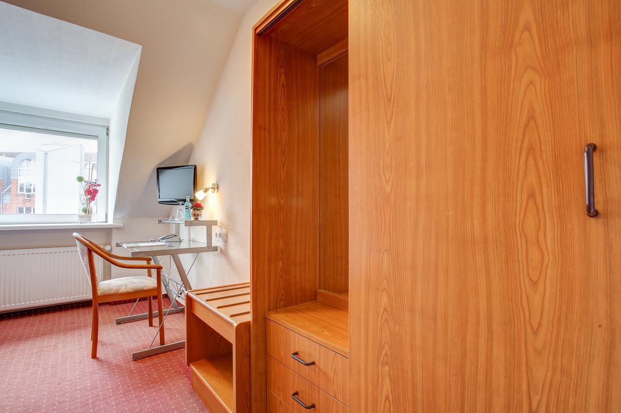 Ina Hotel Consul Кил Екстериор снимка