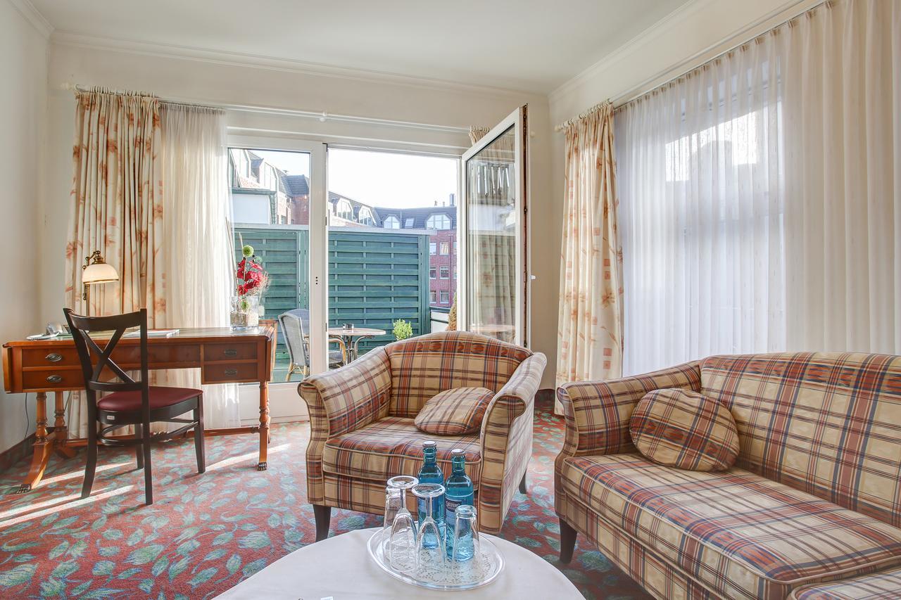 Ina Hotel Consul Кил Екстериор снимка