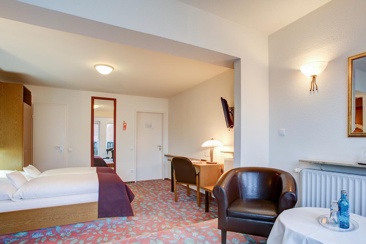 Ina Hotel Consul Кил Екстериор снимка